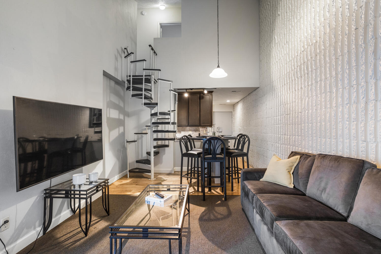 y＆j　L'Appartement 505 E. Healey | JSM Living